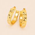 Amy - Paire de boucles d'oreilles plaquée or 24 carats — fond crème