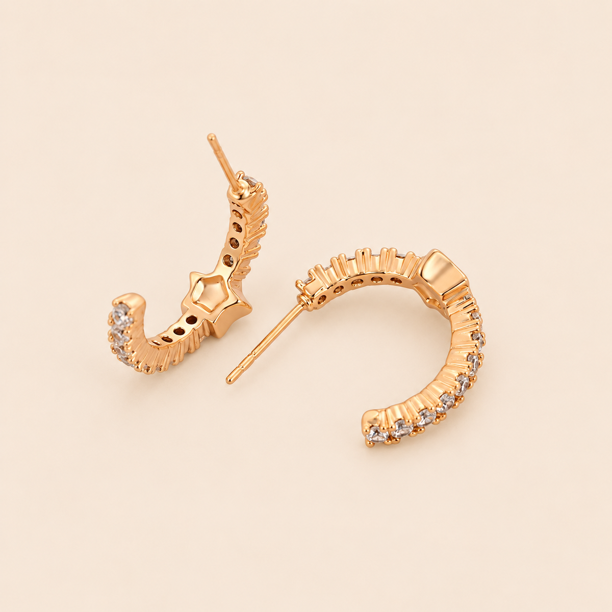 Vivi - ESJ Boucle d'oreille tendance et sobre, plaqué or 18K — fond crème